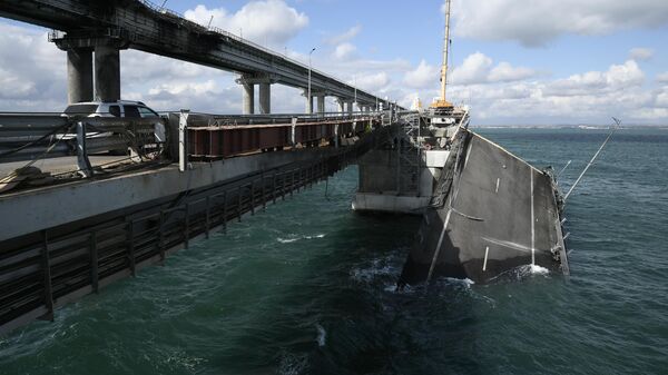 Восстановительные работы на Крымском мосту, пострадавшем из-за теракта