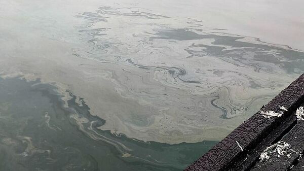 Нефтяное пятно, образовавшееся после утечки топлива с загоревшегося судна на реке Ангаре в Иркутской области