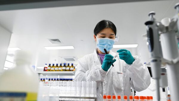 Лаборант работает в  лаборатории в Пекине