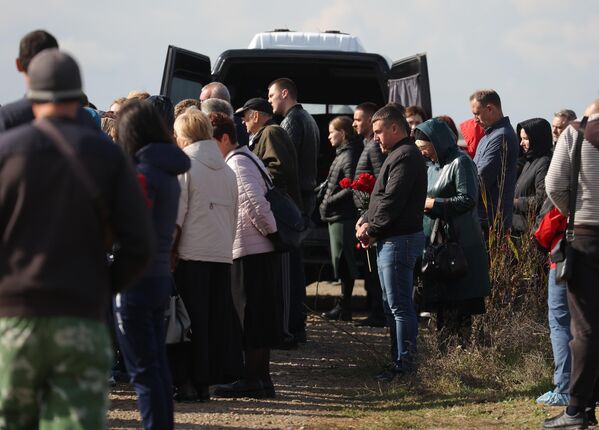 Горожане прощаются с погибшими при крушении самолета на новом кладбище города Ейск