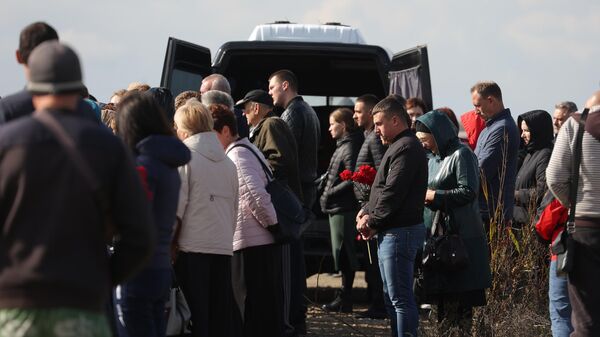 Горожане прощаются с погибшими при крушении самолета на новом кладбище города Ейск