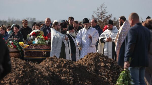 Горожане на похоронах погибших при крушении самолета на новом кладбище города Ейск