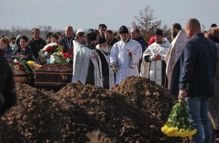 Горожане на похоронах погибших при крушении самолета на новом кладбище города Ейск