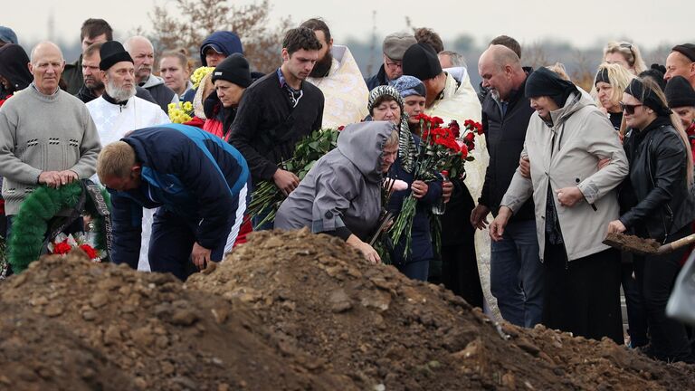 Горожане на похоронах погибших при крушении самолета на новом кладбище города Ейск