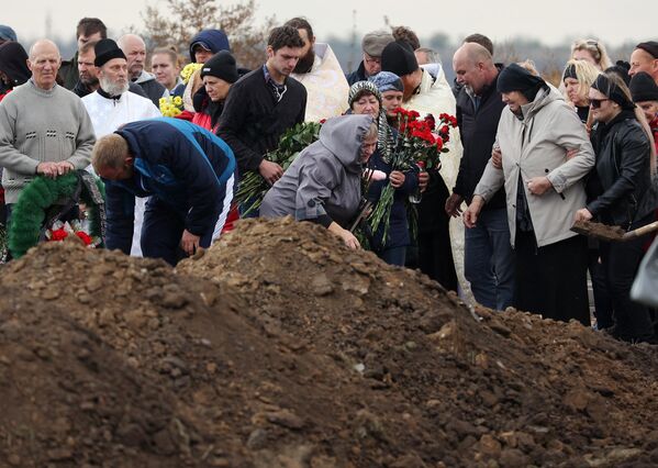 Горожане на похоронах погибших при крушении самолета на новом кладбище города Ейск
