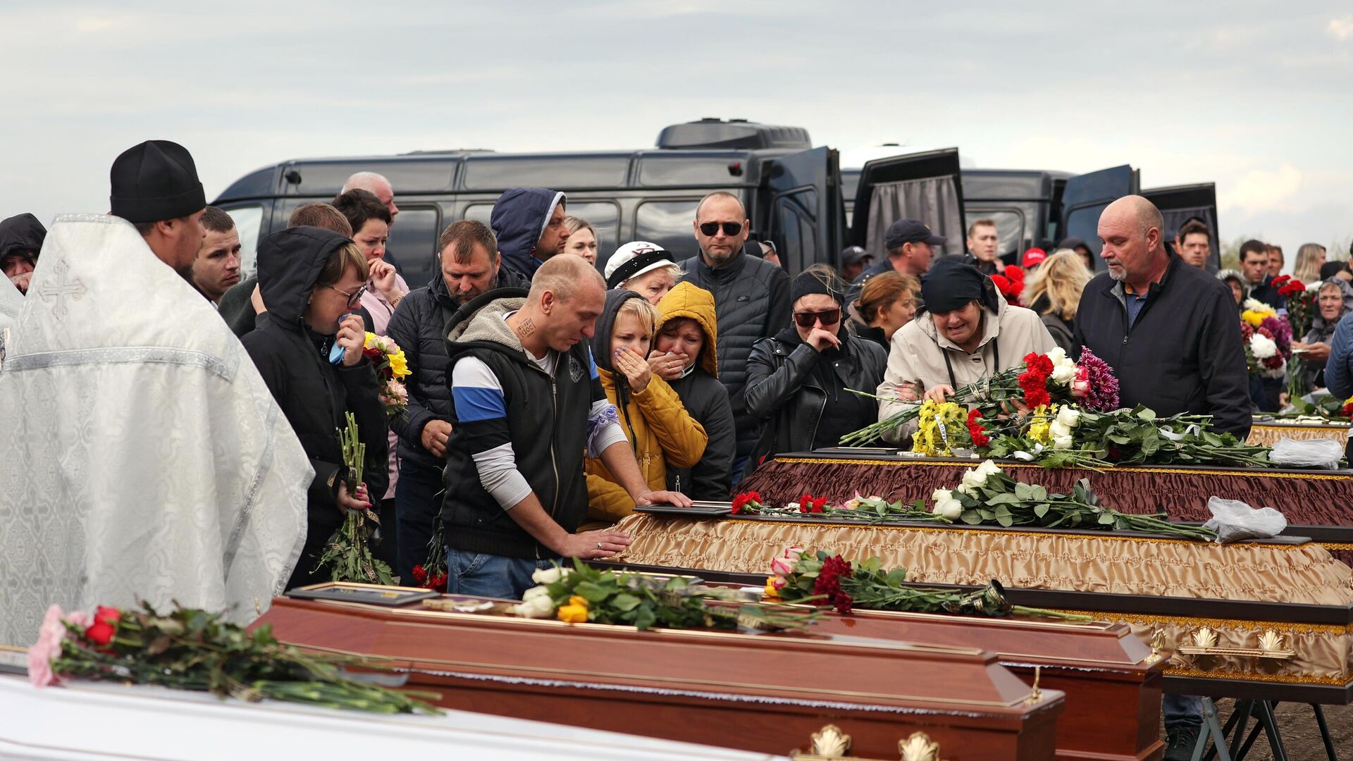 Горожане на похоронах погибших при крушении самолета на новом кладбище города Ейск - РИА Новости, 1920, 20.10.2022