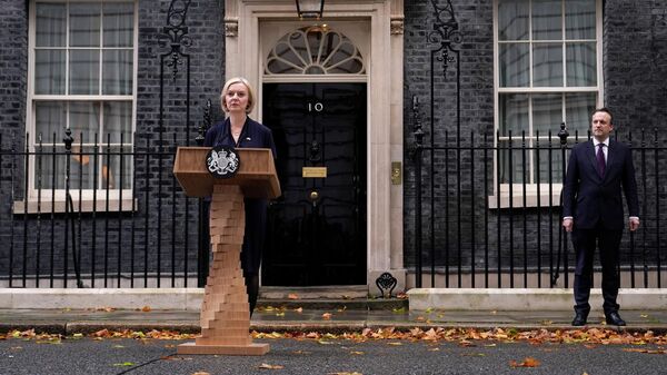 Премьер-министр Великобритании Лиз Трасс выступает с обращением у резиденции на Даунинг-стрит, 10 в Лондоне