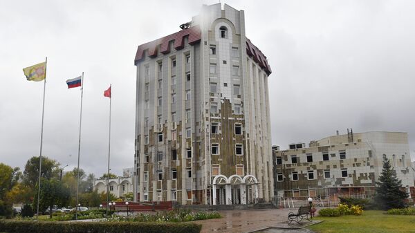 Здание администрации города Энергодар, поврежденное в результате обстрела ВСУ