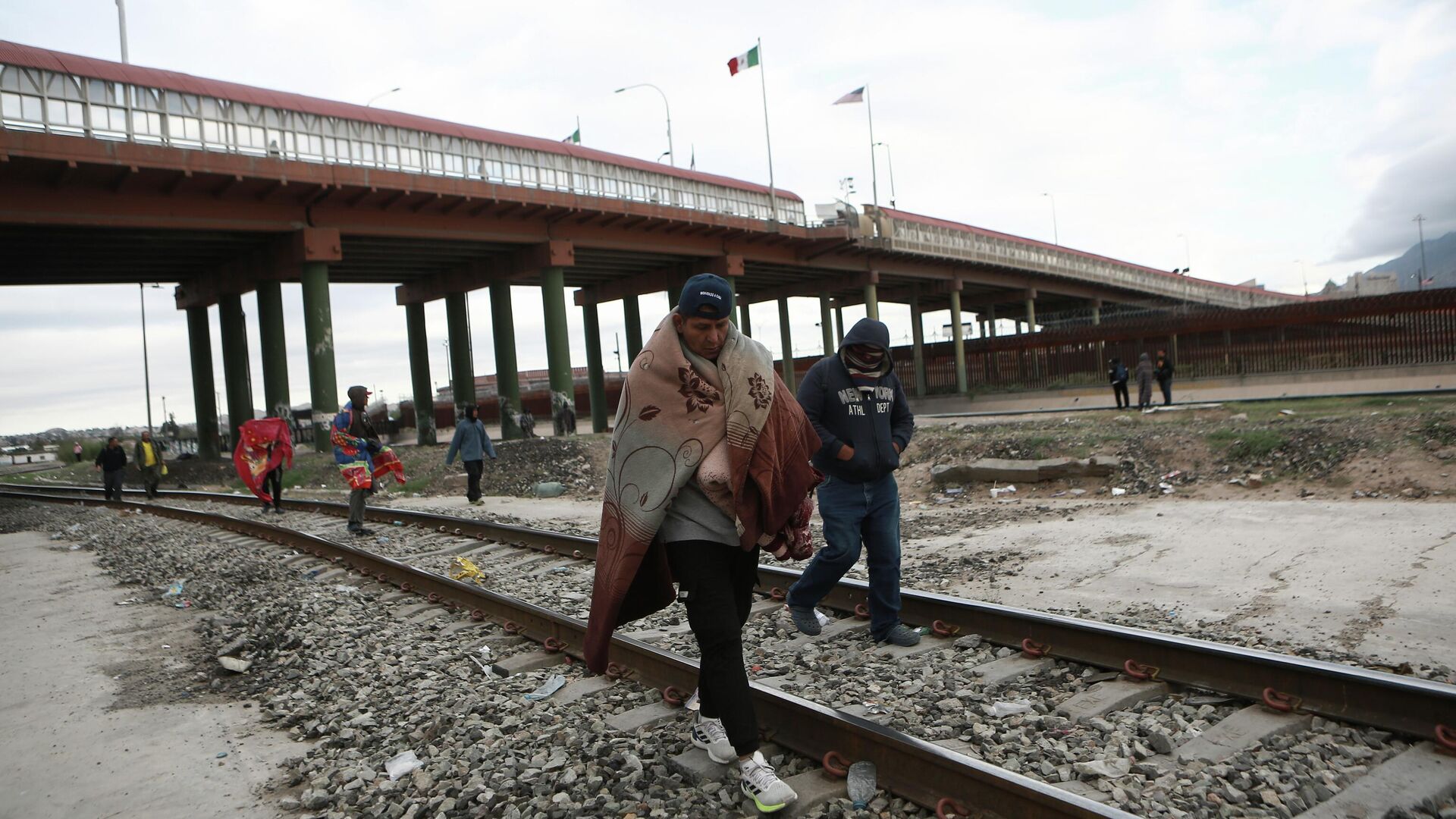 Мигранты около моста через реку Рио-Гранде на границе США и Мексики  - РИА Новости, 1920, 23.01.2023
