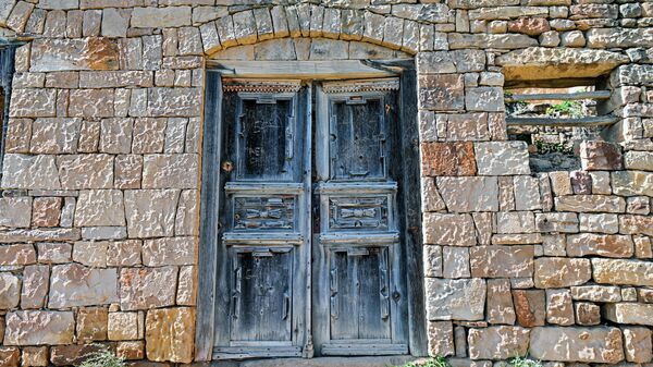 Двери дома в заброшенном селении Гамсутль. Гамсутль - аул в живописной местности, пользуется популярностью среди туристов