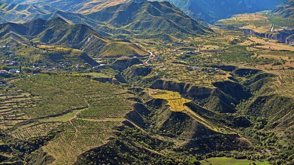 Вид с горы на природу и селения в Дагестане