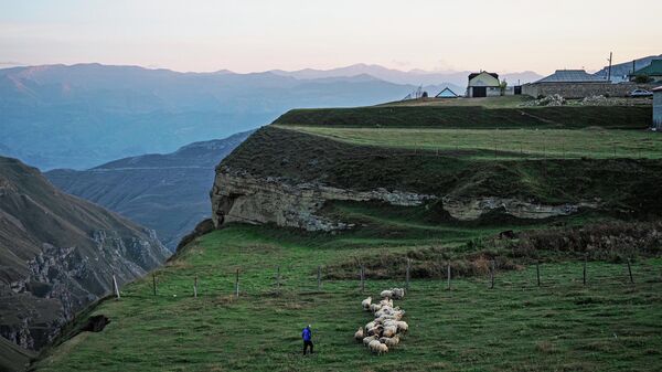 Вид на Кавказские горы с Хунзахского плато в Дагестане