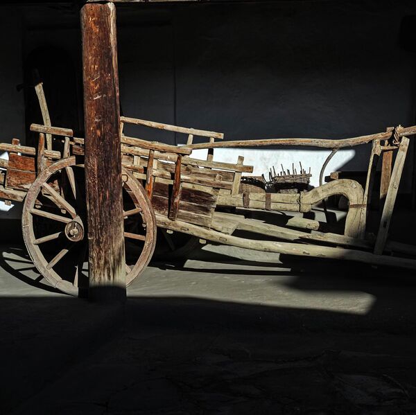 Деревянная повозка во дворе литературно-мемориального музея Гамзата Цадасы в селе Цада в Дагестане