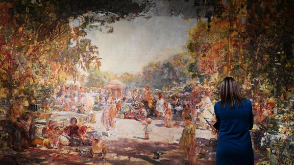 Посетительница у картины В парке культуры, представленной на выставке Александр Савинов. Миражи 