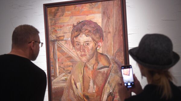 Посетители у картины Портрет сына, представленной на выставке Александр Савинов. Миражи 