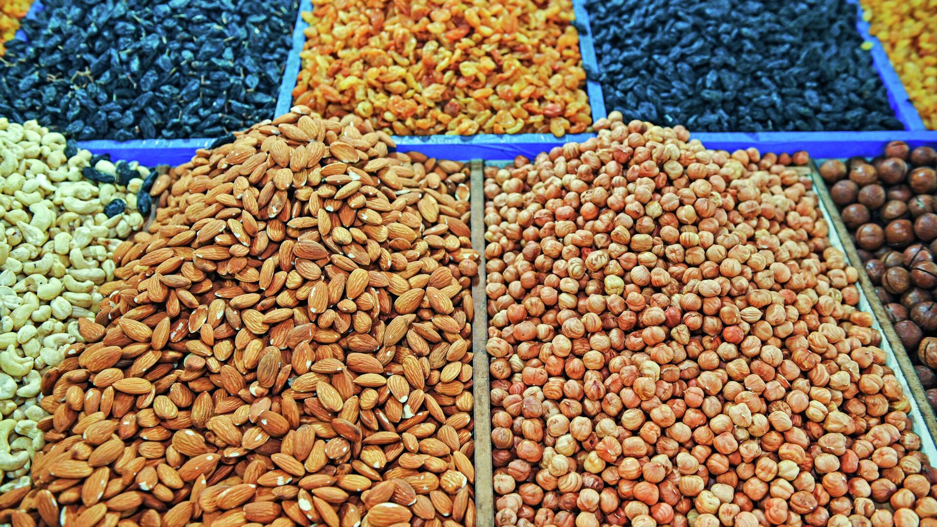 Орехи и сухофрукты на прилавке на продуктовом рынке - РИА Новости, 1920, 19.02.2025