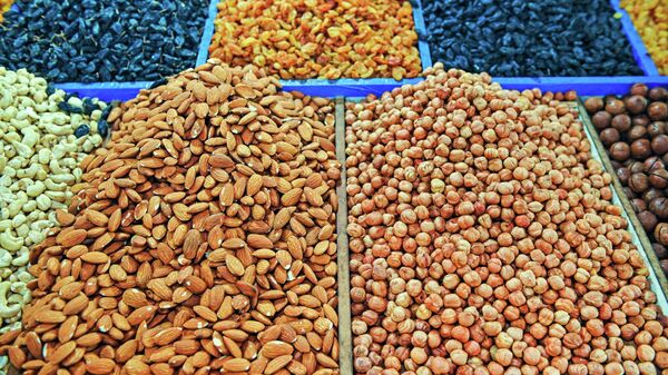 Орехи и сухофрукты на прилавке на продуктовом рынке в Махачкале