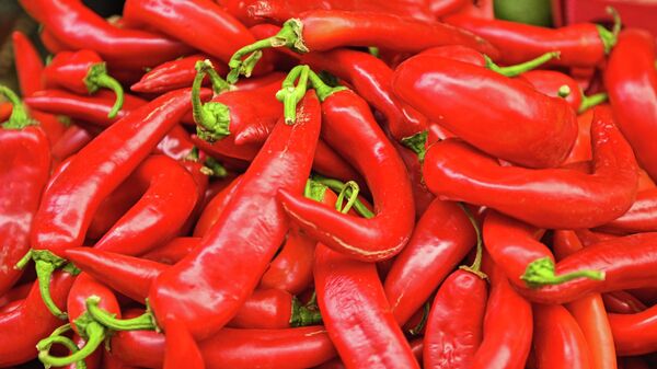 Красный перец продается на продуктовом рынке в Махачкале