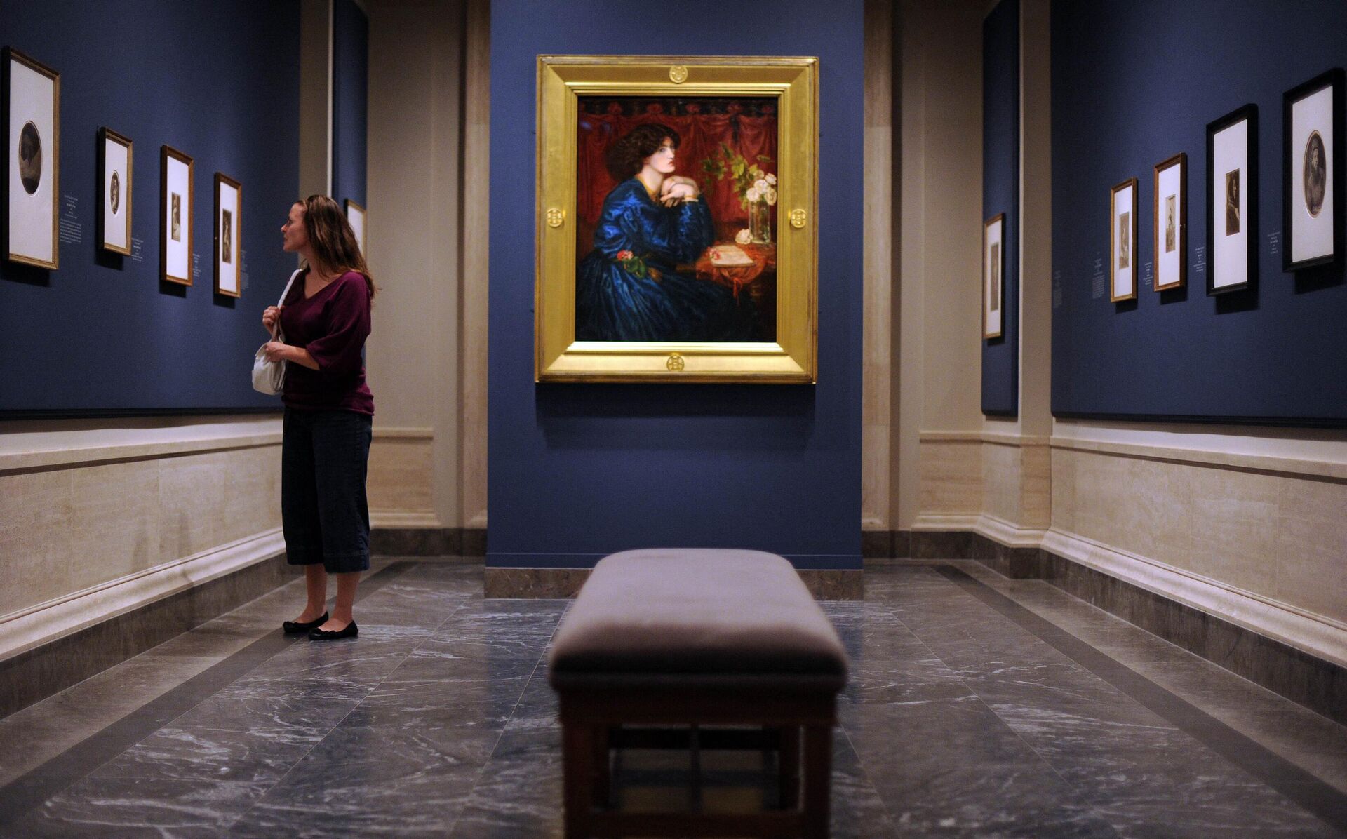 Картина Данте Габриэля Россетти Джейн Моррис (Синее шелковое платье) на выставке в Вашингтоне - РИА Новости, 1920, 21.10.2022