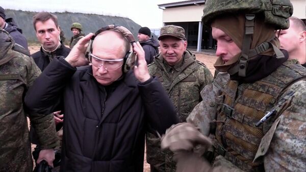 Путин стреляет из снайперской винтовки на полигоне под Рязанью