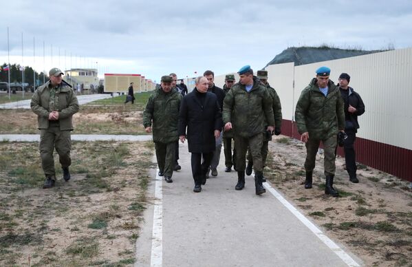 Верховный Главнокомандующий, президент РФ Владимир Путин во время посещения военного полигона Западного военного округа в Рязанской области