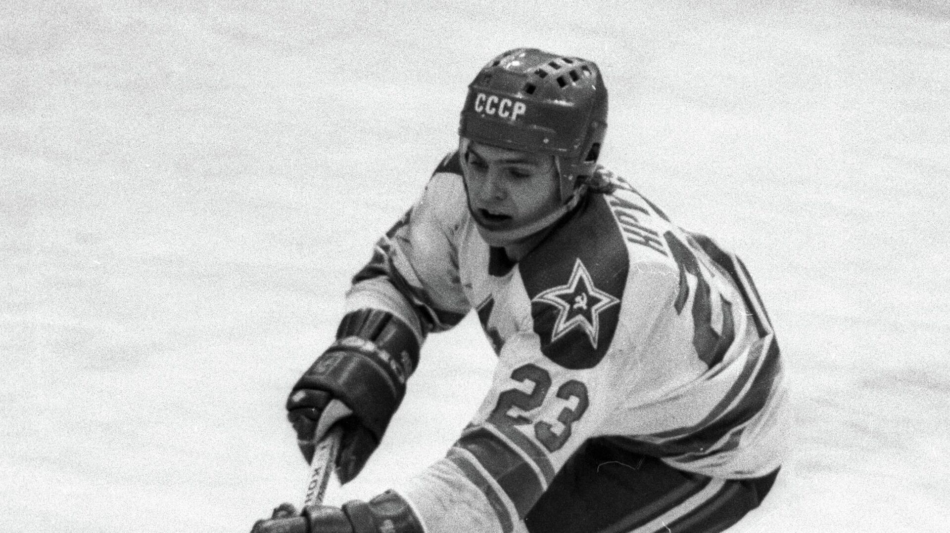 Хоккеист ЦСКА Владимир Крутов в 1981 году. Архивное фото - РИА Новости, 1920, 21.10.2022