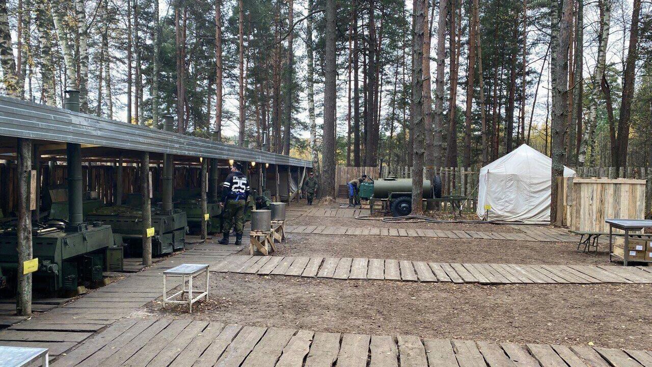 Губернатор Нижегородской области Глеб Никитин привез 2 модульные бани в палаточный лагерь в деревне Песочное в Костромской области - РИА Новости, 1920, 20.10.2022