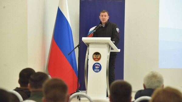 Андрей Турчак выступает на общем собрании Донецкого регионального отделения партии Единая Россия в ДНР