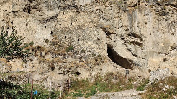 Средневековая скальная крепость Дзивгис в Северной Осетии