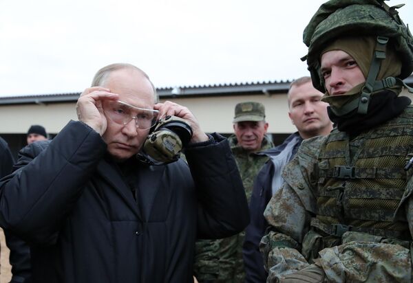 Верховный Главнокомандующий, президент РФ Владимир Путин во время посещения военного полигона Западного военного округа в Рязанской области для проверки хода подготовки мобилизованных военнослужащих