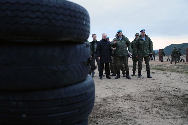  Верховный Главнокомандующий, президент РФ Владимир Путин во время посещения военного полигона Западного военного округа в Рязанской области для проверки хода подготовки мобилизованных военнослужащих