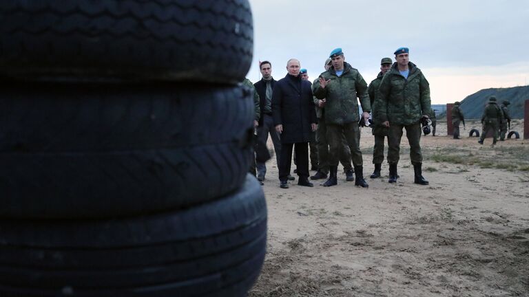  Верховный Главнокомандующий, президент РФ Владимир Путин во время посещения военного полигона Западного военного округа в Рязанской области для проверки хода подготовки мобилизованных военнослужащих