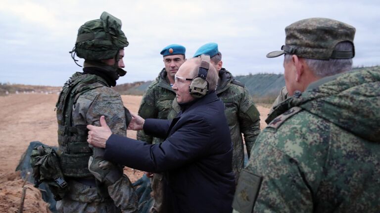 Верховный Главнокомандующий, президент РФ Владимир Путин во время посещения военного полигона Западного военного округа в Рязанской области для проверки хода подготовки мобилизованных военнослужащих