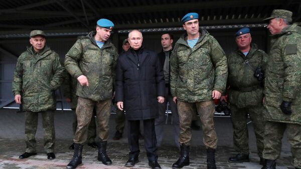 Верховный главнокомандующий, президент России Владимир Путин во время посещения военного полигона Западного военного округа в Рязанской области для проверки хода подготовки мобилизованных военнослужащих