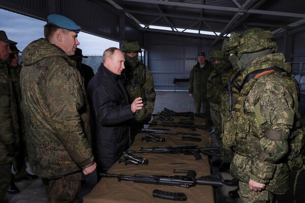 Верховный Главнокомандующий, президент РФ Владимир Путин во время посещения военного полигона Западного военного округа в Рязанской области