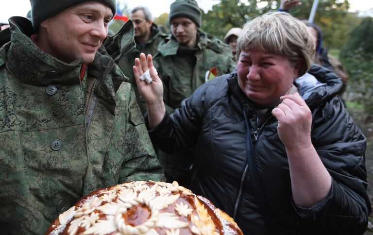 Родные и близкие встречают вернувшихся из плена бойцов в Новоазовске Донецкой народной республики