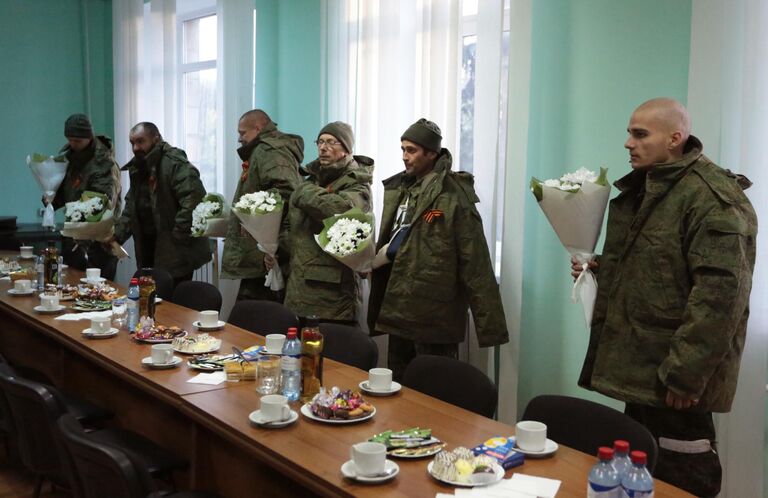 Встреча вернувшихся из плена бойцов в Новоазовске Донецкой народной республики