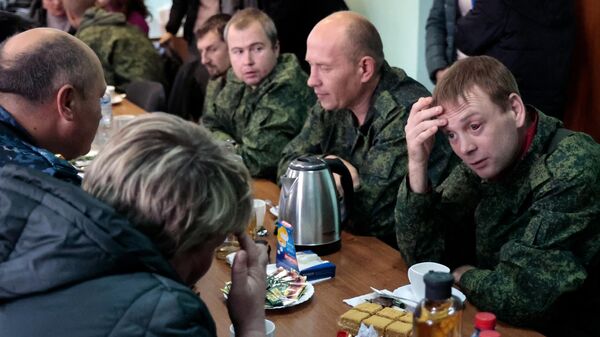 Родные и близкие общаются с вернувшимися из плена бойцами в Новоазовске Донецкой народной республики