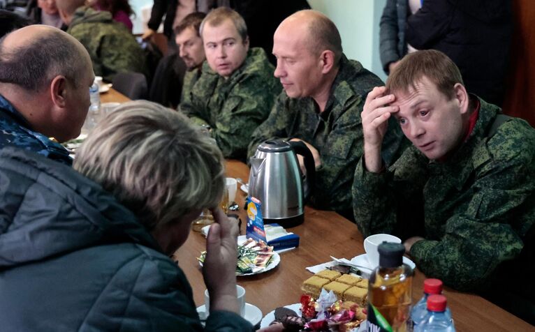 Родные и близкие общаются с вернувшимися из плена бойцами в Новоазовске Донецкой народной республики