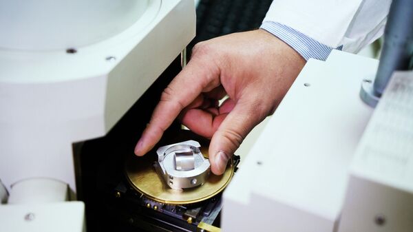 Процесс установки образца на столике растрового электронного микроскопа