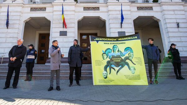 Участники акции протеста у здания Генпрокуратуры в Кишиневе