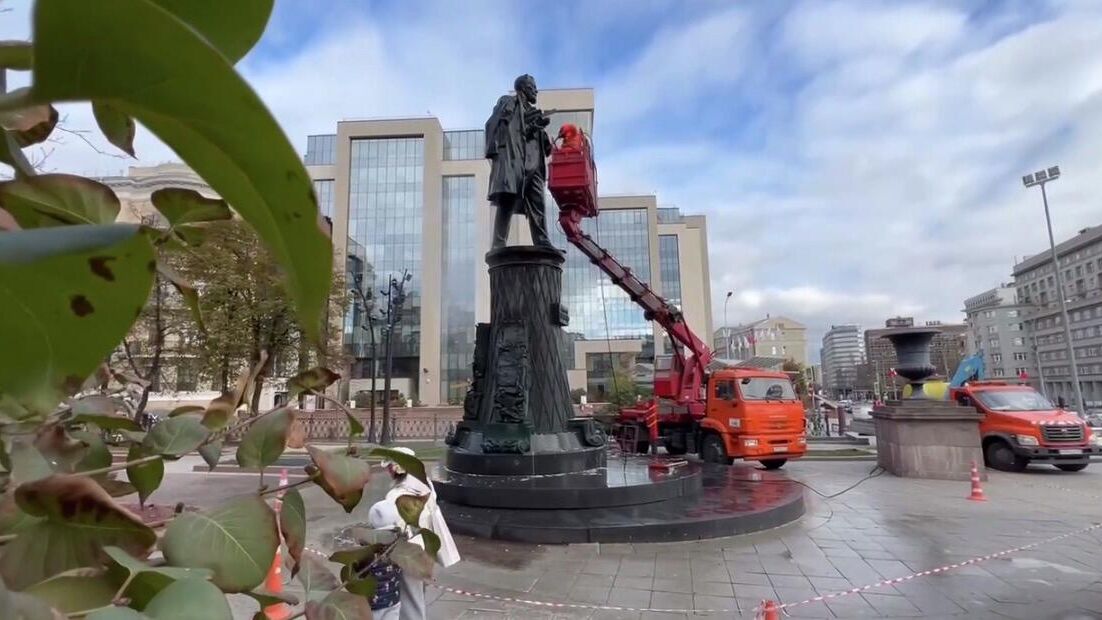 Городские службы промыли памятник инженеру Шухову на Тургеневской площади в Москве - РИА Новости, 1920, 20.10.2022