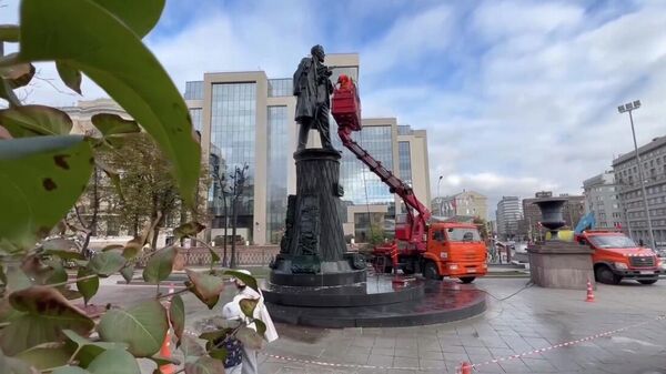 Городские службы промыли памятник инженеру Шухову на Тургеневской площади в Москве