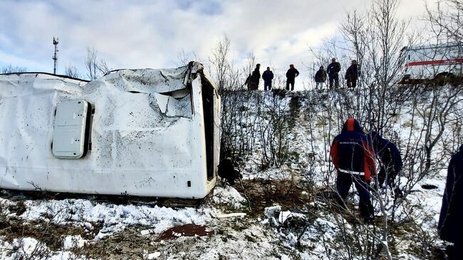 Рейсовый автобус, следующий по маршруту Снежногорск – Мурманск, опрокинулся при съезде в кювет