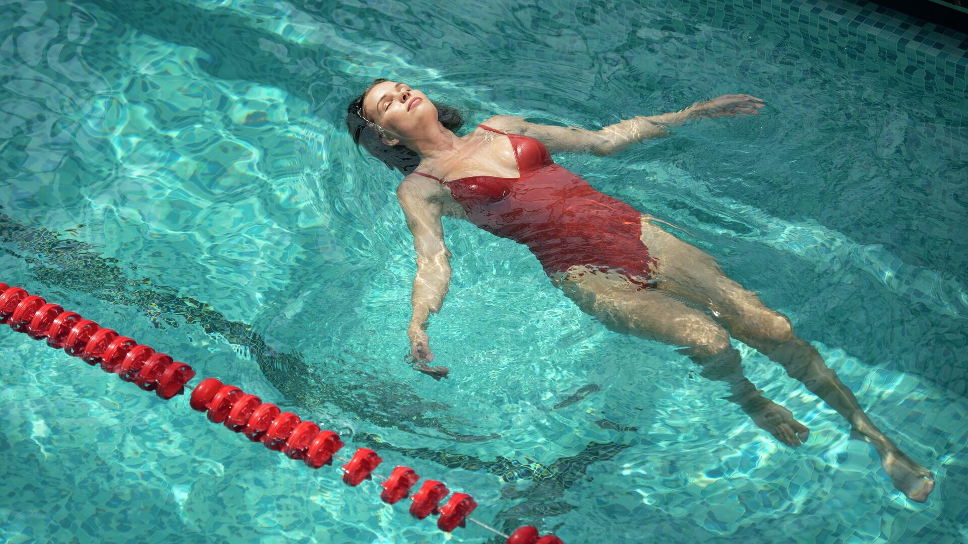 Девушка расслабляется после тренировки в бассейне  - РИА Новости, 1920, 26.02.2024