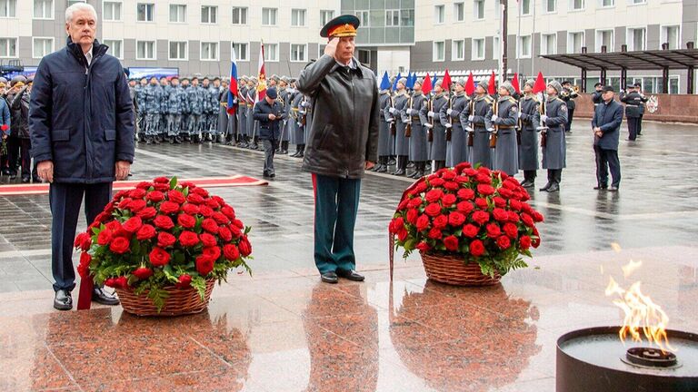 Мэр Москвы Сергей Собянин и директор Федеральной службы войск национальной гвардии Российской Федерации, генерал армии Виктор Золотов открыли монумент Свеча памяти в Строгино