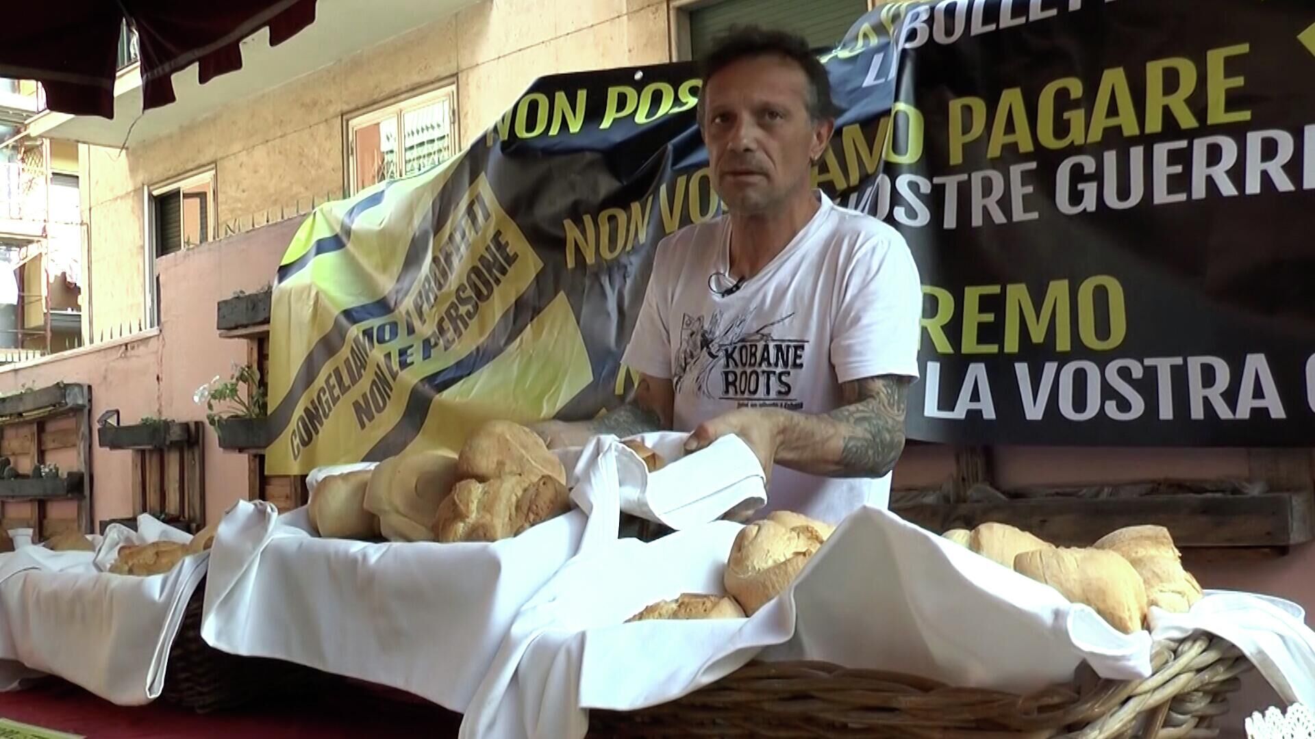 Пекарня в Болонье раздает хлеб в знак протеста против роста цен  - РИА Новости, 1920, 22.10.2022
