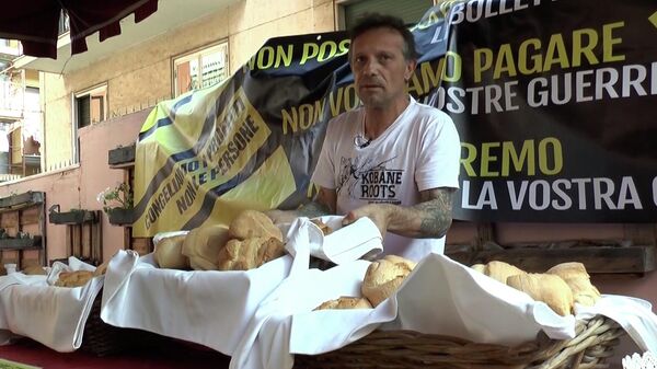 Пекарня в Болонье раздает хлеб в знак протеста против роста цен 