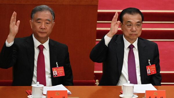 Член Постоянного комитета Политбюро Китая Ван Ян и премьер Государственного совета КНР Ли Кэцян