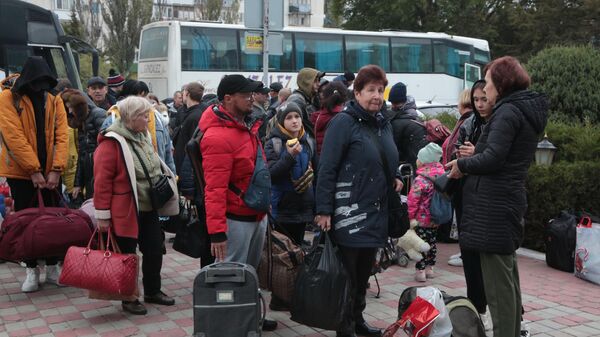 Эвакуированные жители Херсона возле железнодорожного вокзала в Джанкое